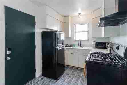 1007 Epenard St - Photo 4 of 9