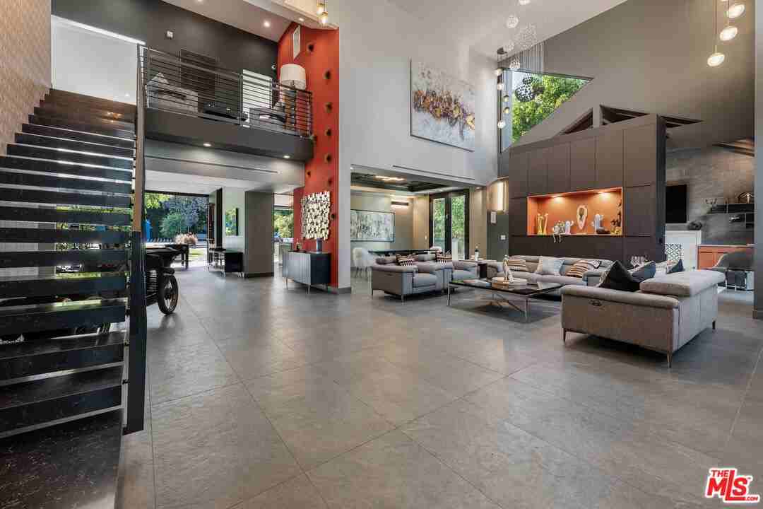 5415 Amestoy Ave - Photo 7 of 8