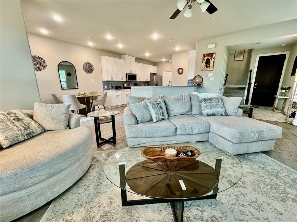 1045 Keswick Dr - Photo 3 of 10