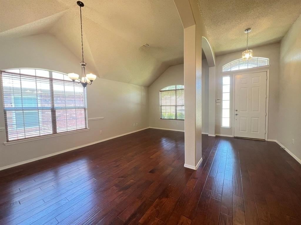 2043 Wimbledon Dr - Photo 2 of 34