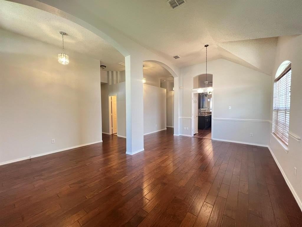2043 Wimbledon Dr - Photo 5 of 34