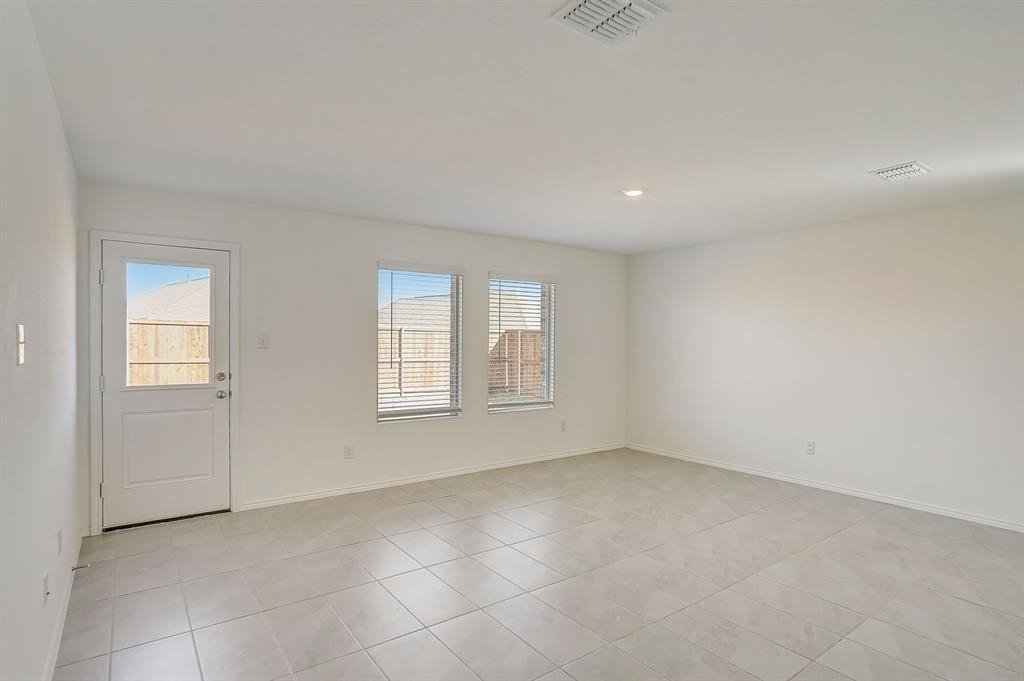 2817 Watchpoint Rd - Photo 4 of 40