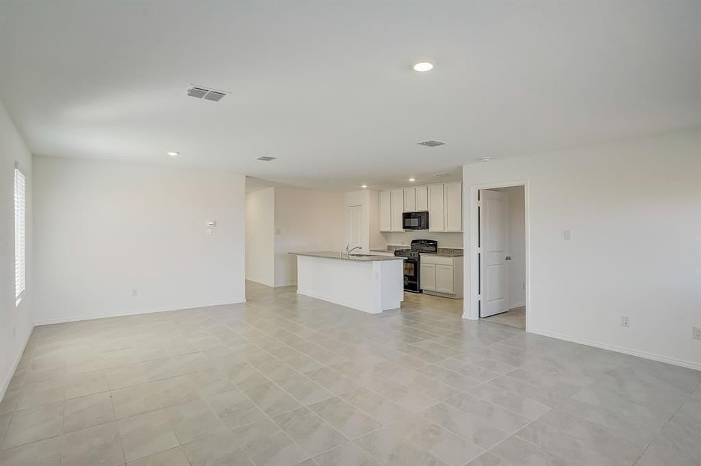2817 Watchpoint Rd - Photo 6 of 40