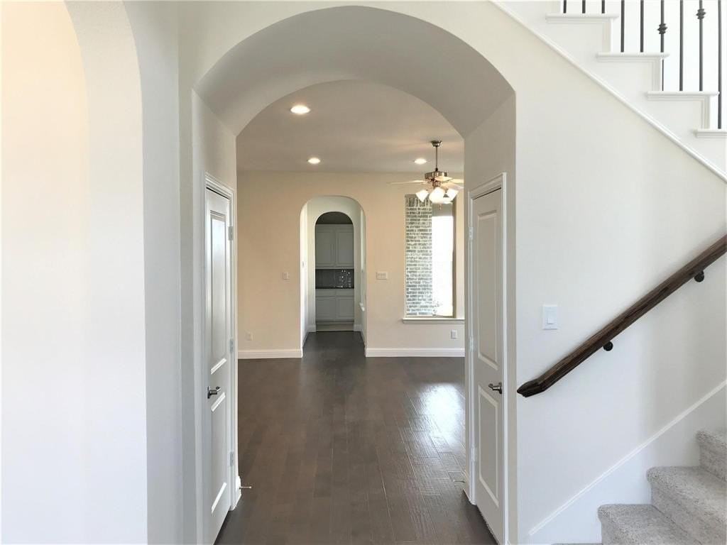 6924 Royal View Dr - Photo 4 of 32