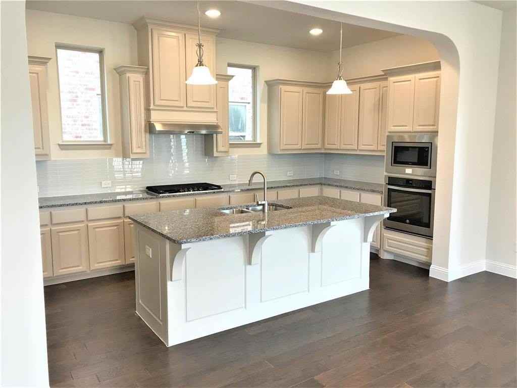 6924 Royal View Dr - Photo 6 of 32