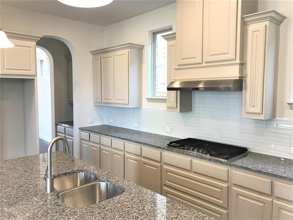 6924 Royal View Dr - Photo 7 of 32