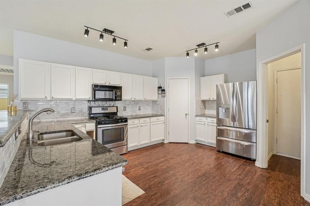 5825 Shetland Cir - Photo 7 of 39