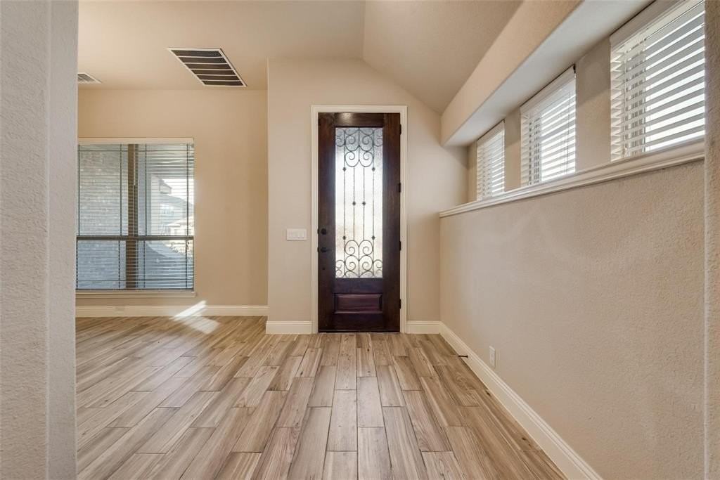 550 Lily St - Photo 4 of 28