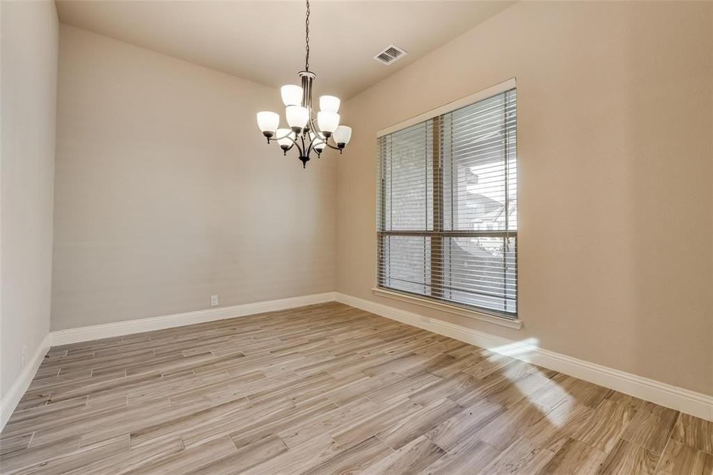 550 Lily St - Photo 5 of 28