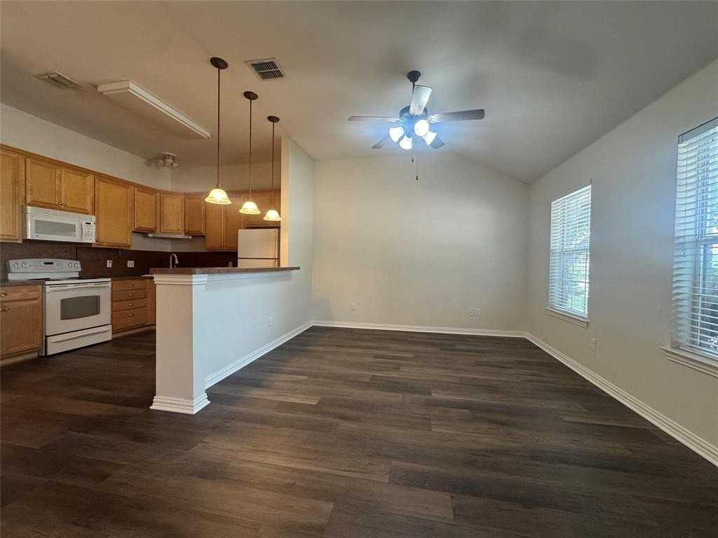 1010 Teresa Ct - Photo 3 of 12