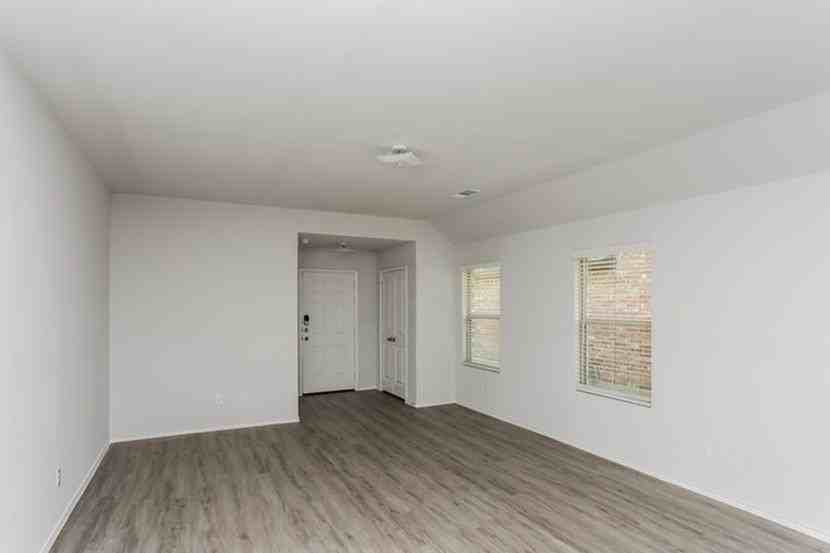 1503 Timothy St - Photo 5 of 16