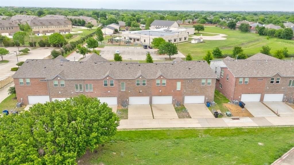 6043 Rivendell Dr - Photo 4 of 38
