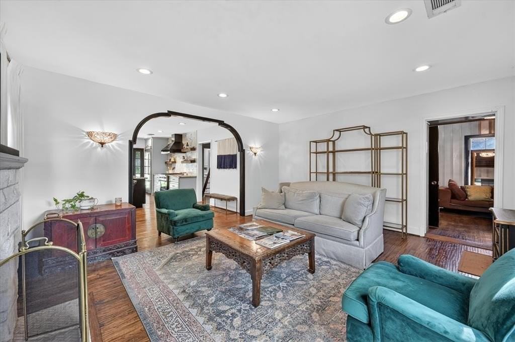 304 Appian Way - Photo 2 of 21