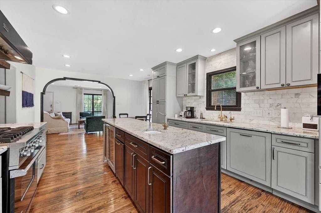 304 Appian Way - Photo 6 of 21