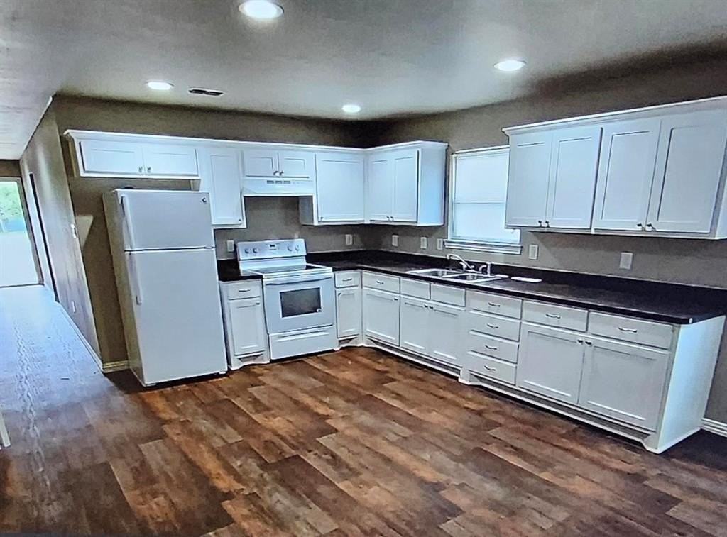 407 W Criner St - Photo 3 of 9