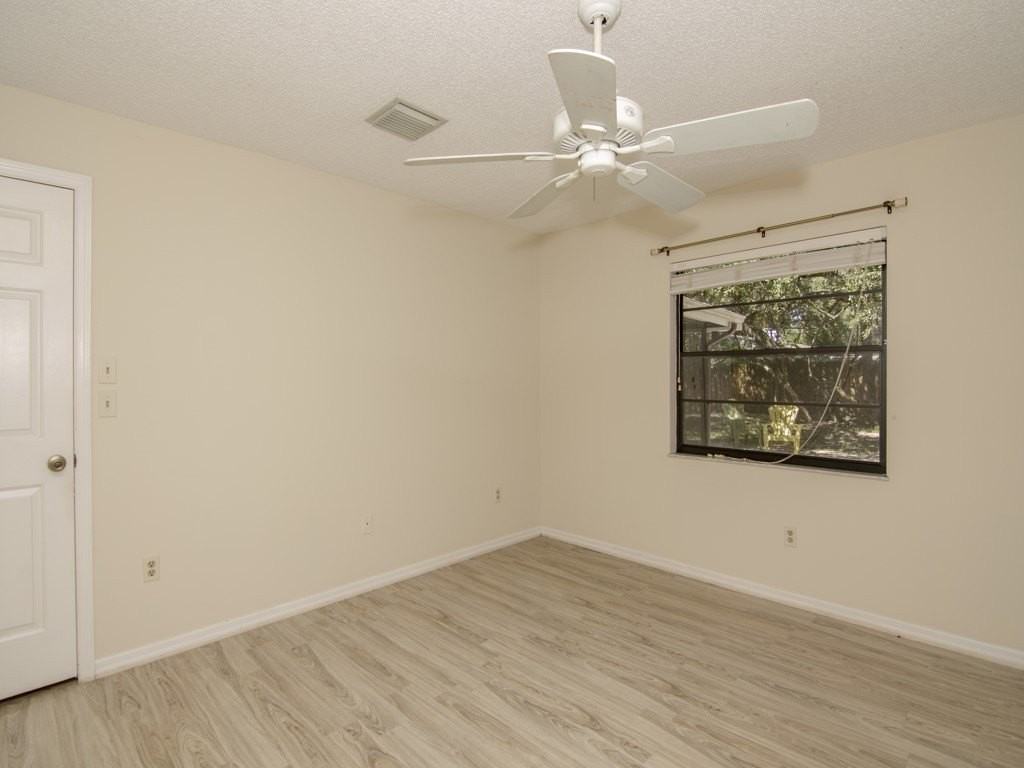 915 Marigold Ln - Photo 5 of 35