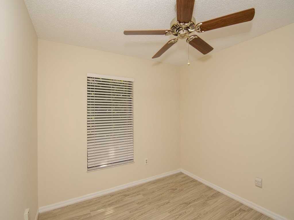 915 Marigold Ln - Photo 7 of 35
