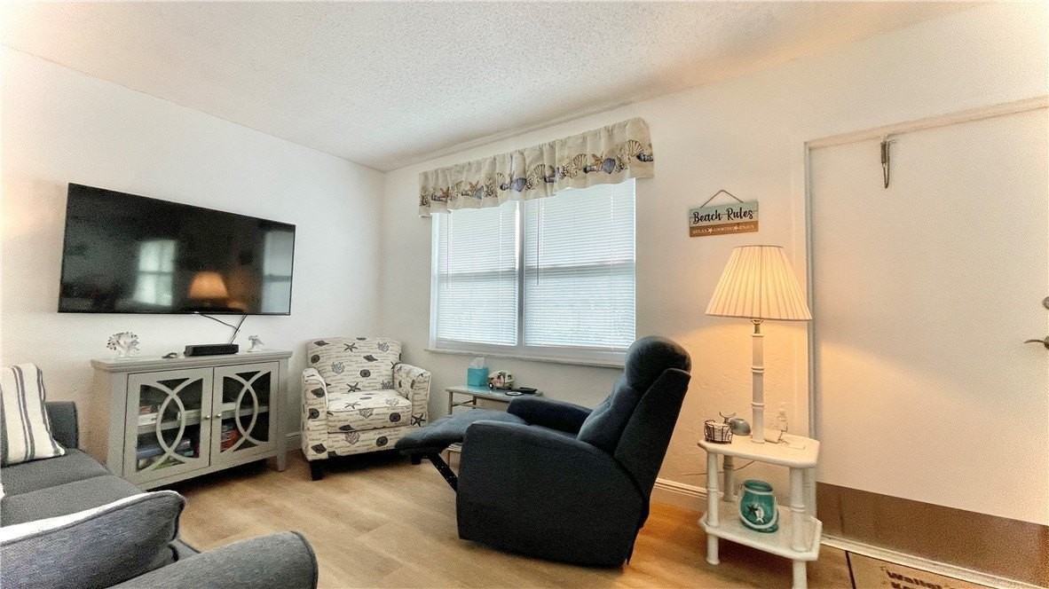 923 22nd Pl #106 - Photo 3 of 25
