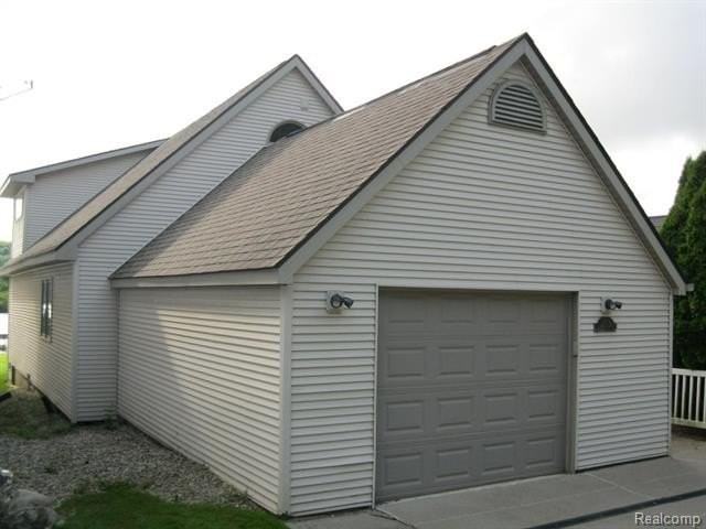 1873 Lakeview Ln - Photo 3 of 17
