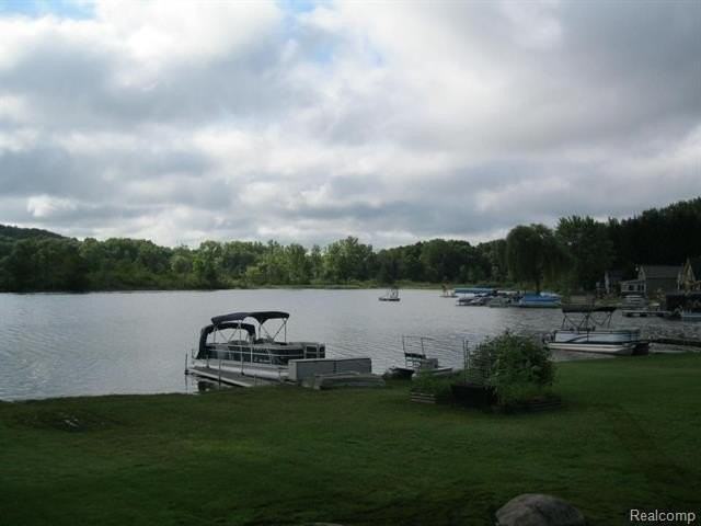1873 Lakeview Ln - Photo 6 of 17