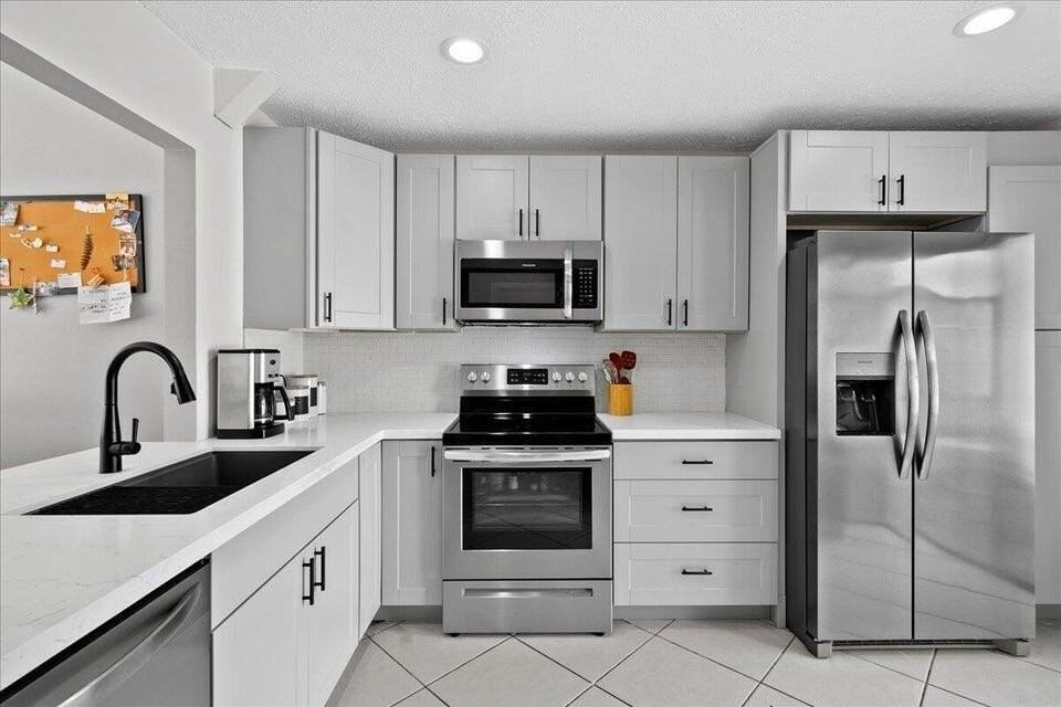 12875 Spinnaker Ln - Photo 2 of 26