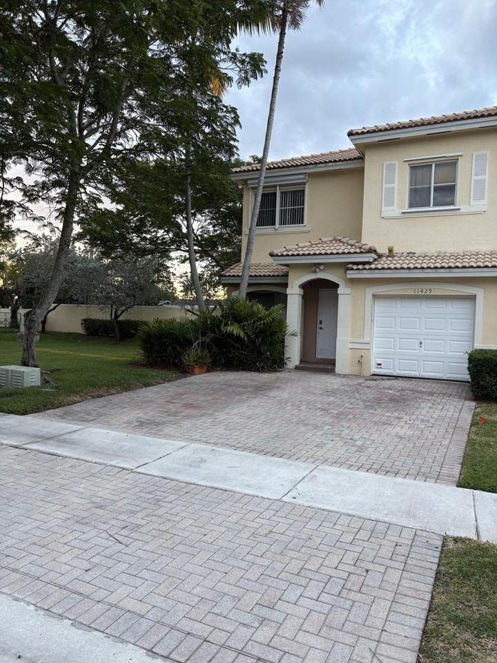 11429 Nw 34th Pl - Photo 2 of 18