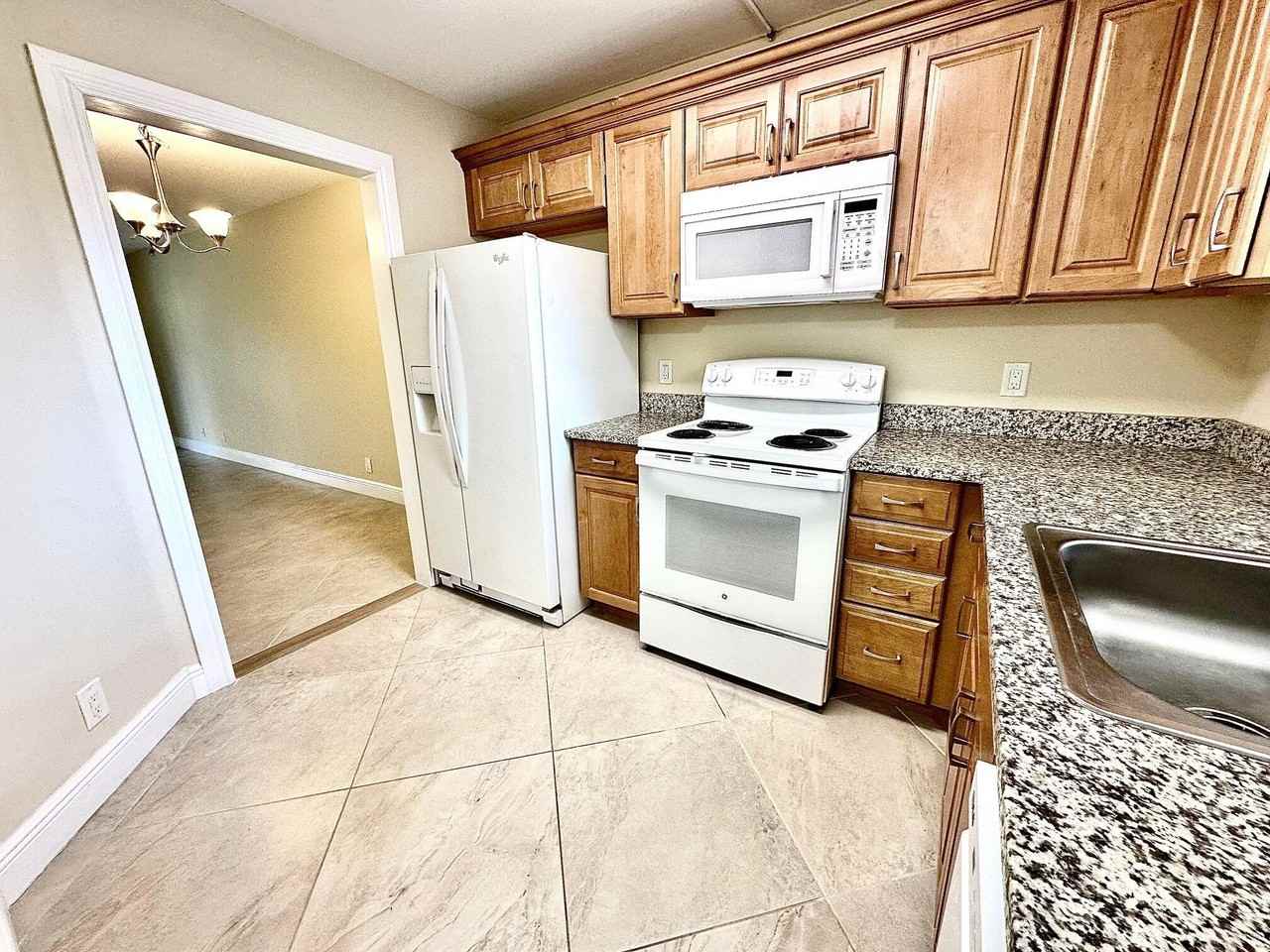 21904 Lake Forest Cir #101 - Photo 3 of 11