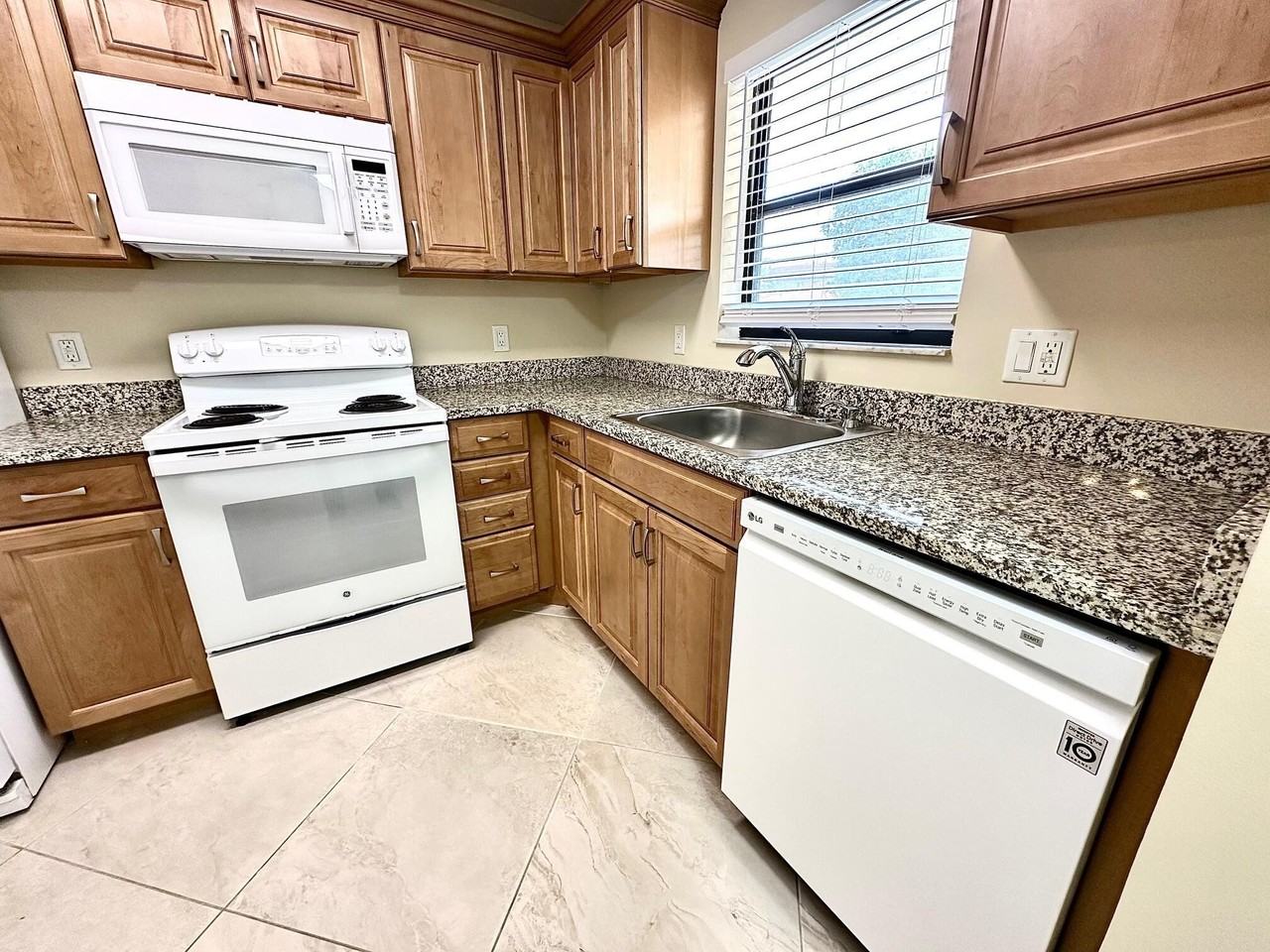 21904 Lake Forest Cir #101 - Photo 4 of 11