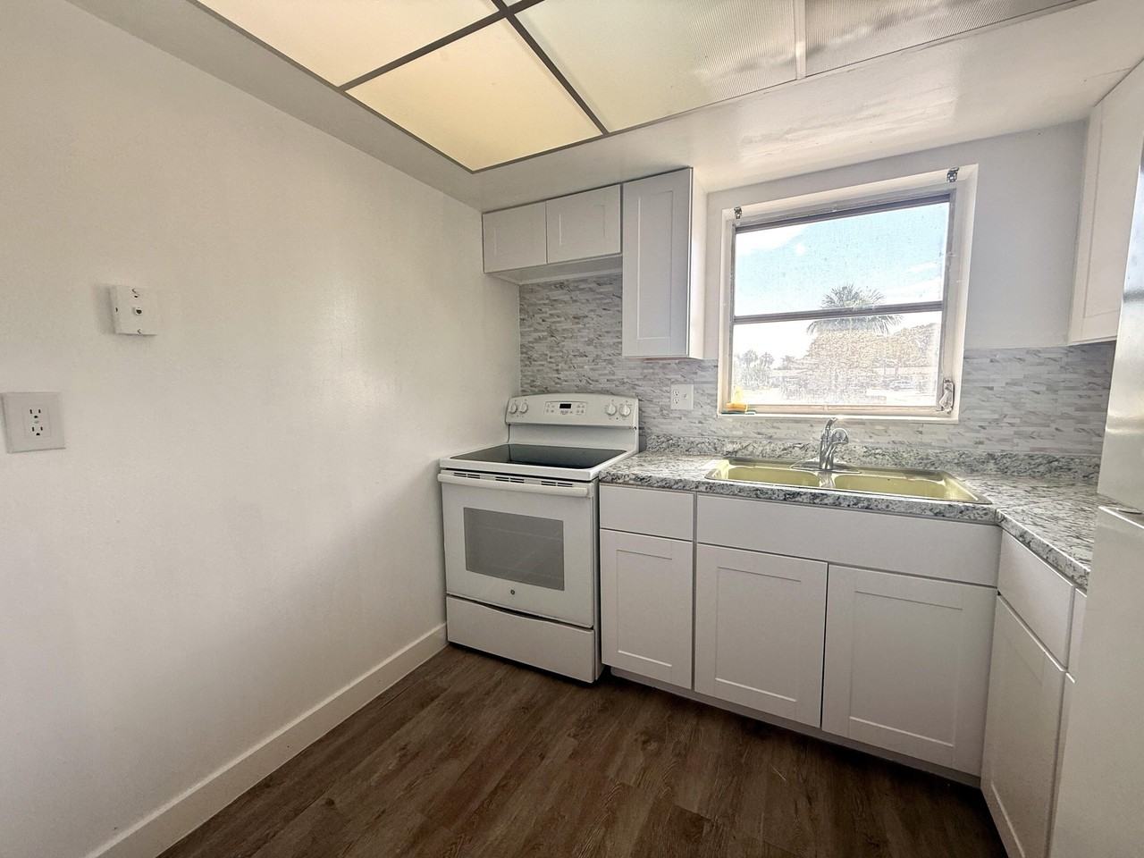 2854 Crosley Dr E #J - Photo 5 of 18