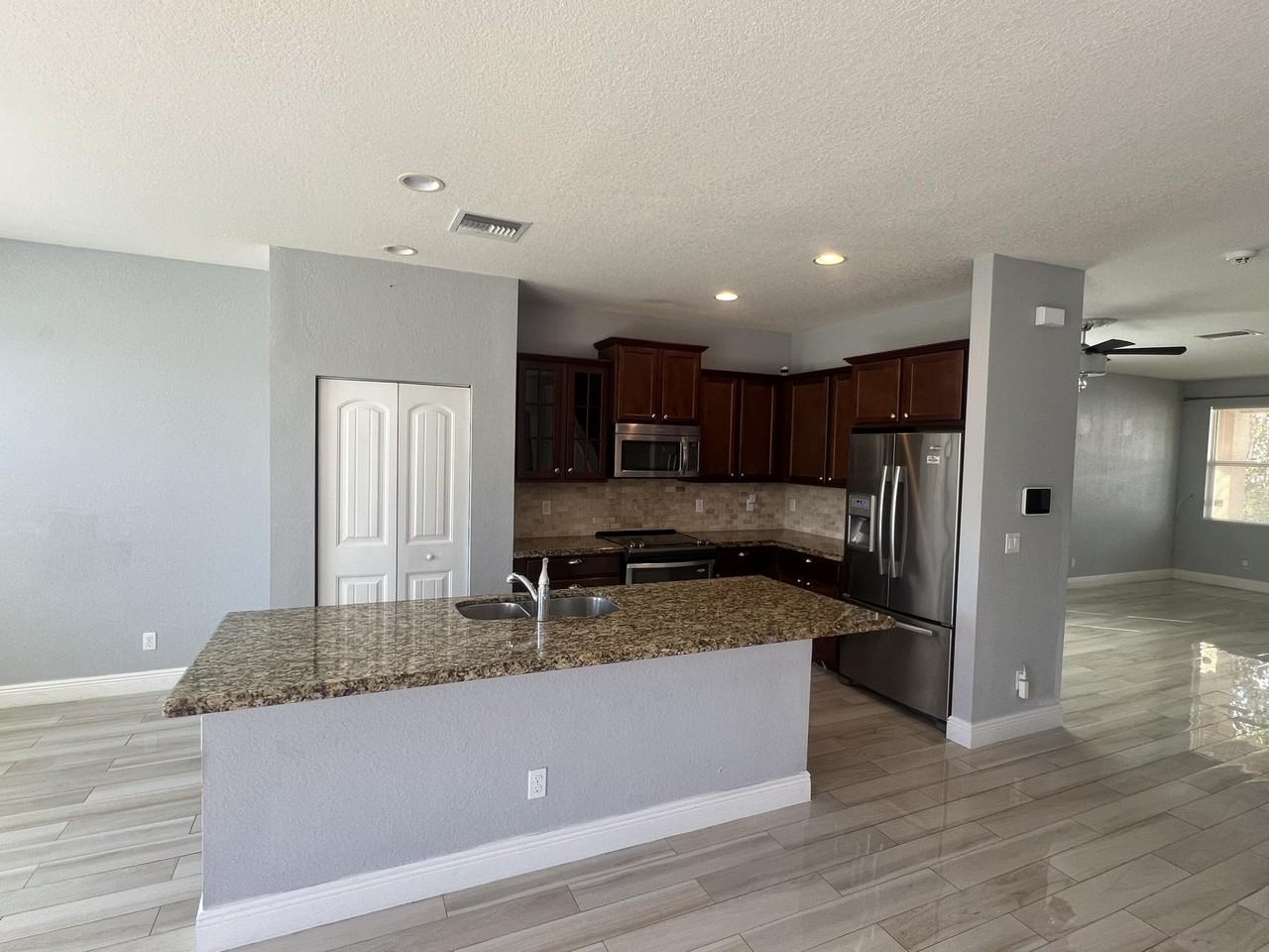 810 Palm Tree Ln - Photo 4 of 11
