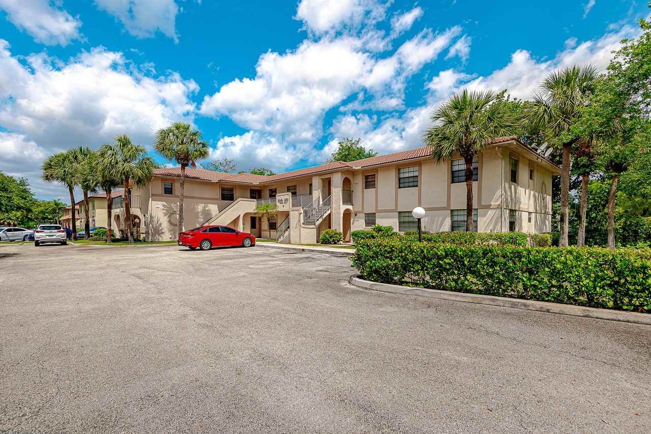 10687 Royal Palm Blvd - Photo 3 of 20