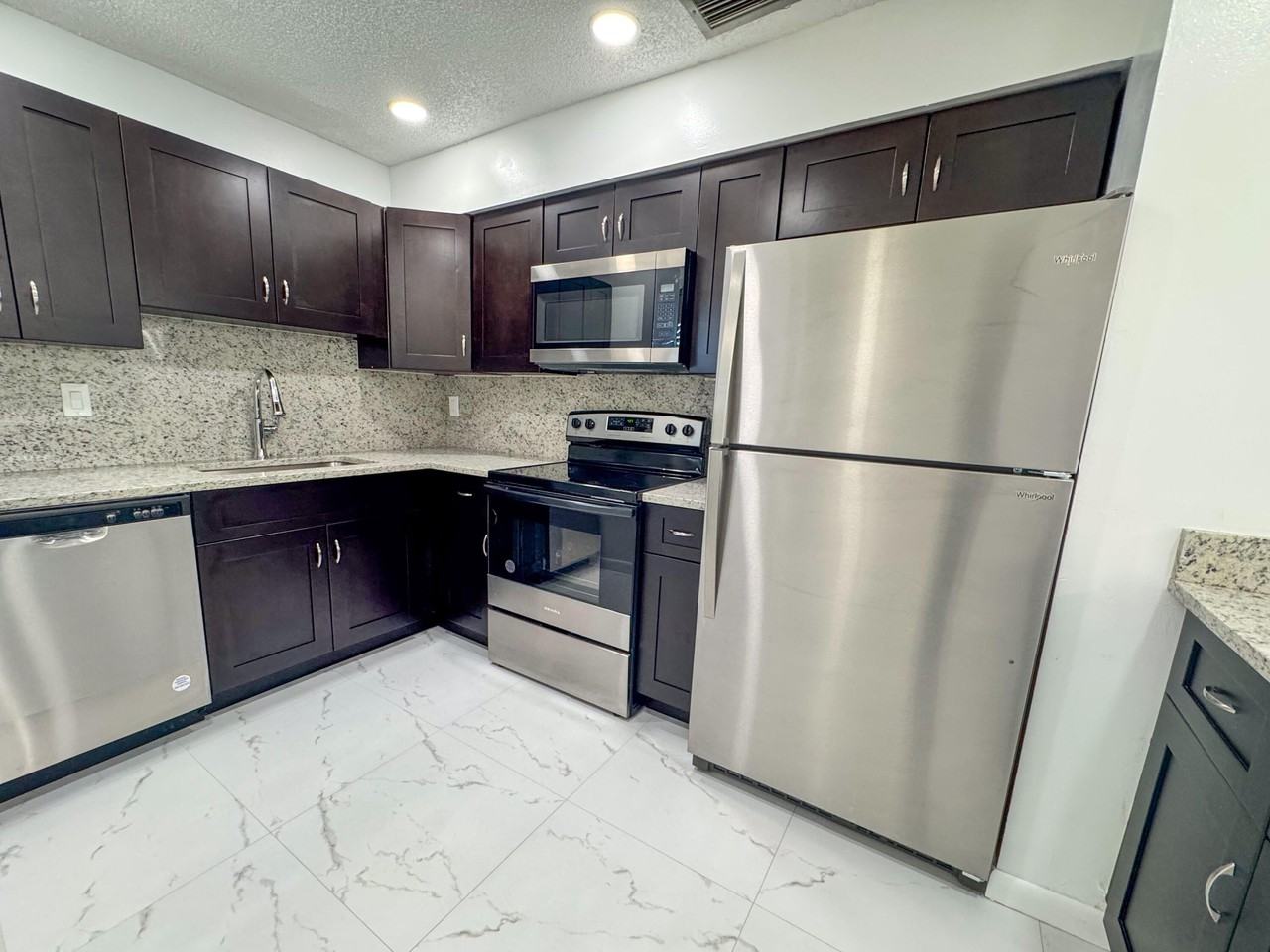 10687 Royal Palm Blvd - Photo 4 of 19