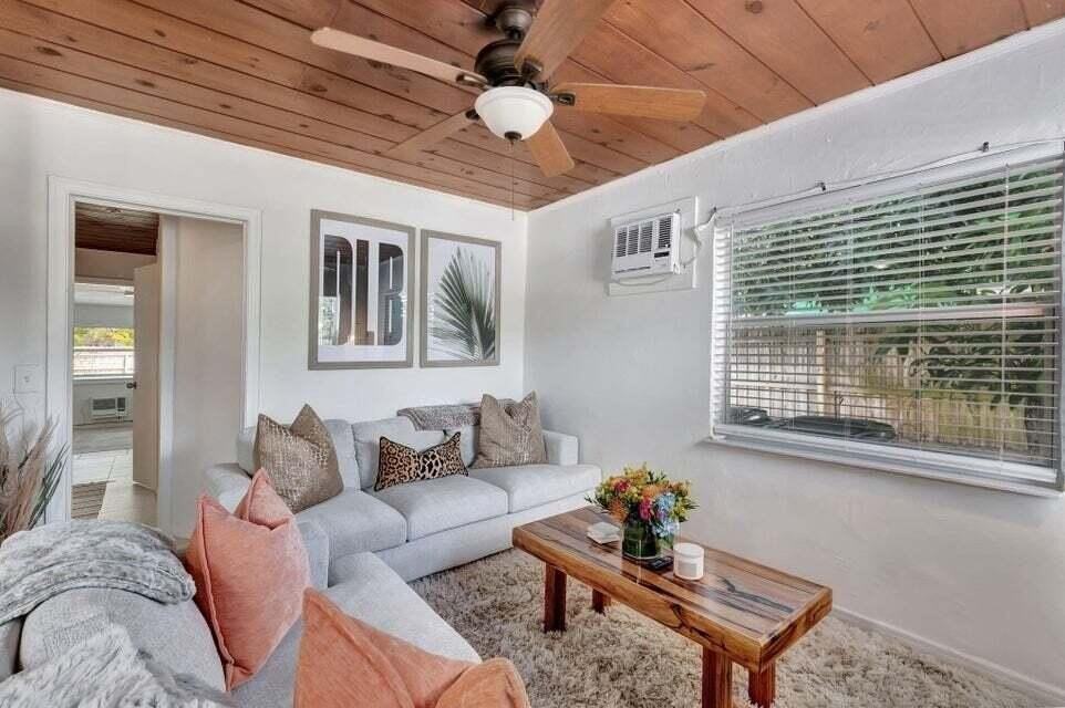 327 Se 3rd Ave - Photo 2 of 26