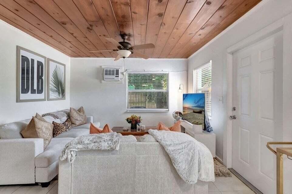 327 Se 3rd Ave - Photo 3 of 26