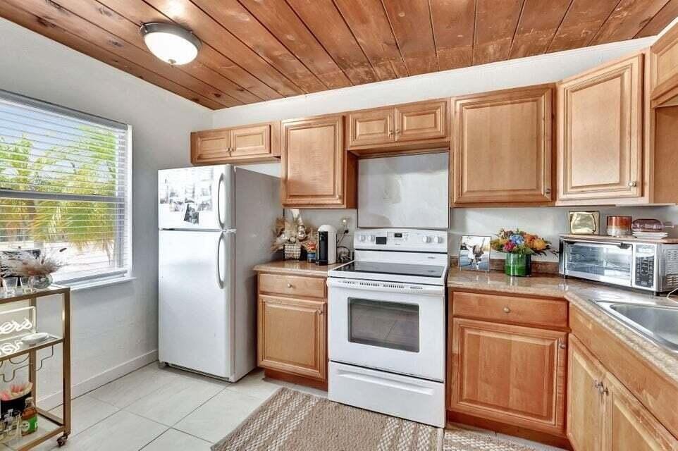327 Se 3rd Ave - Photo 5 of 26