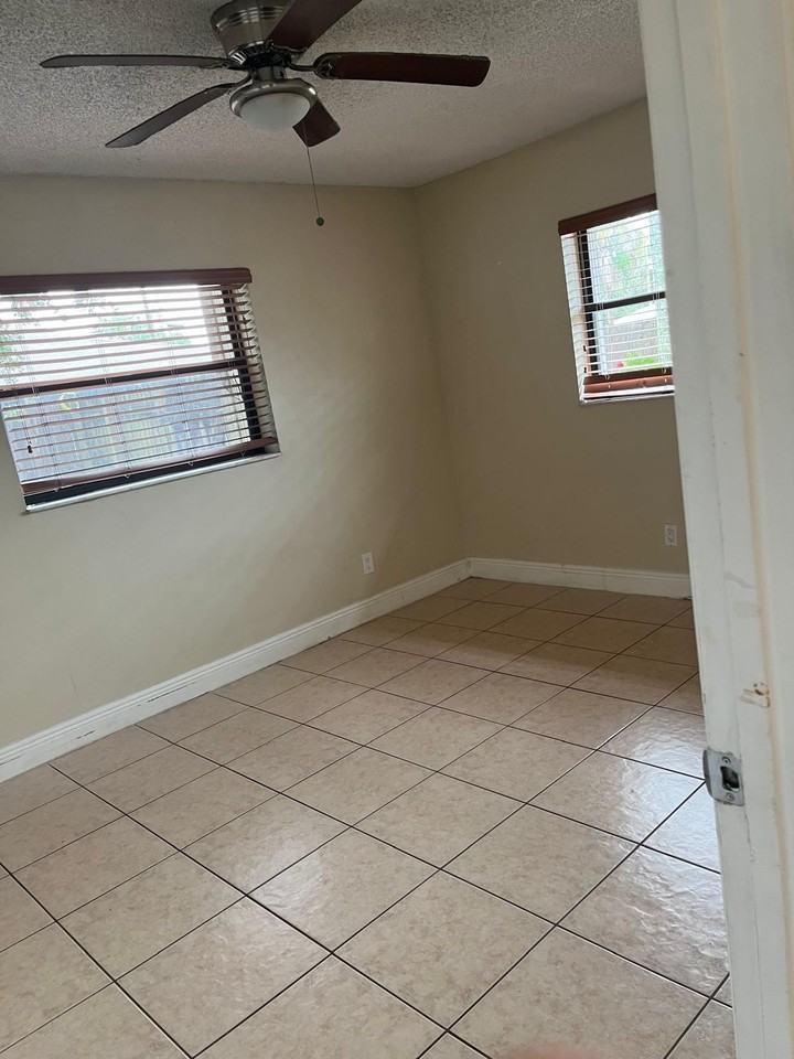 6131 Sw 42nd Pl #1-2 - Photo 2 of 21
