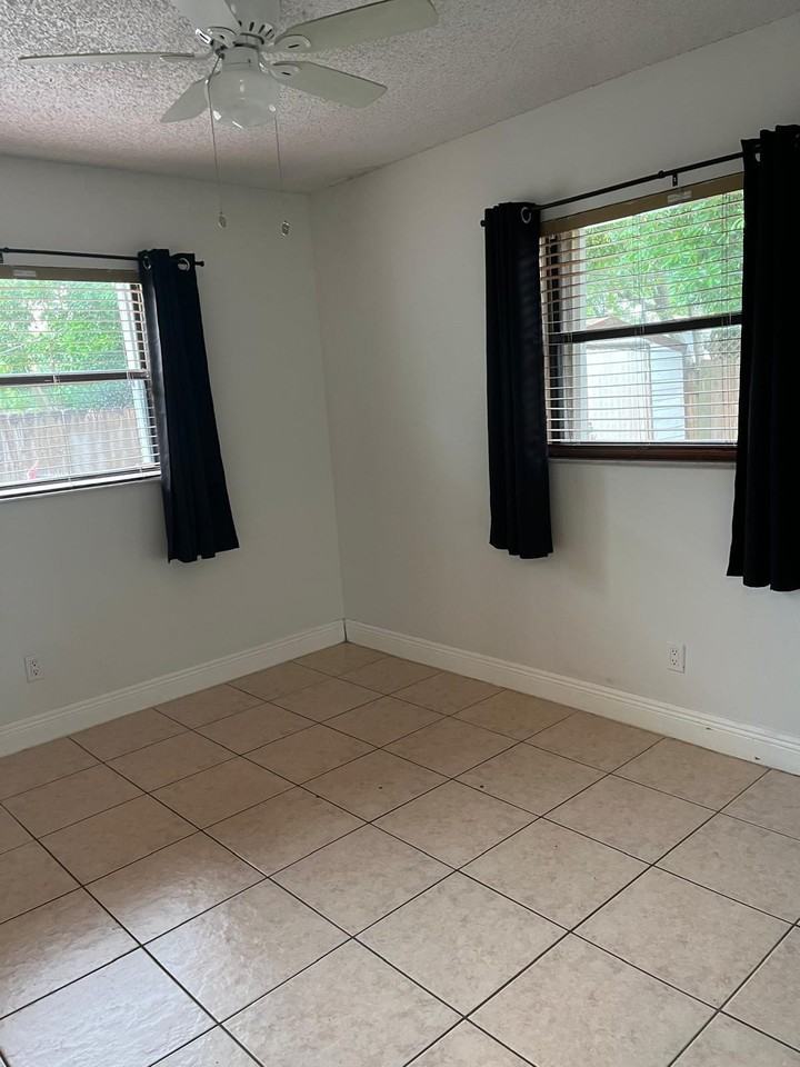 6131 Sw 42nd Pl #1-2 - Photo 3 of 21