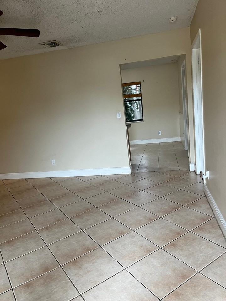 6131 Sw 42nd Pl #1-2 - Photo 4 of 21