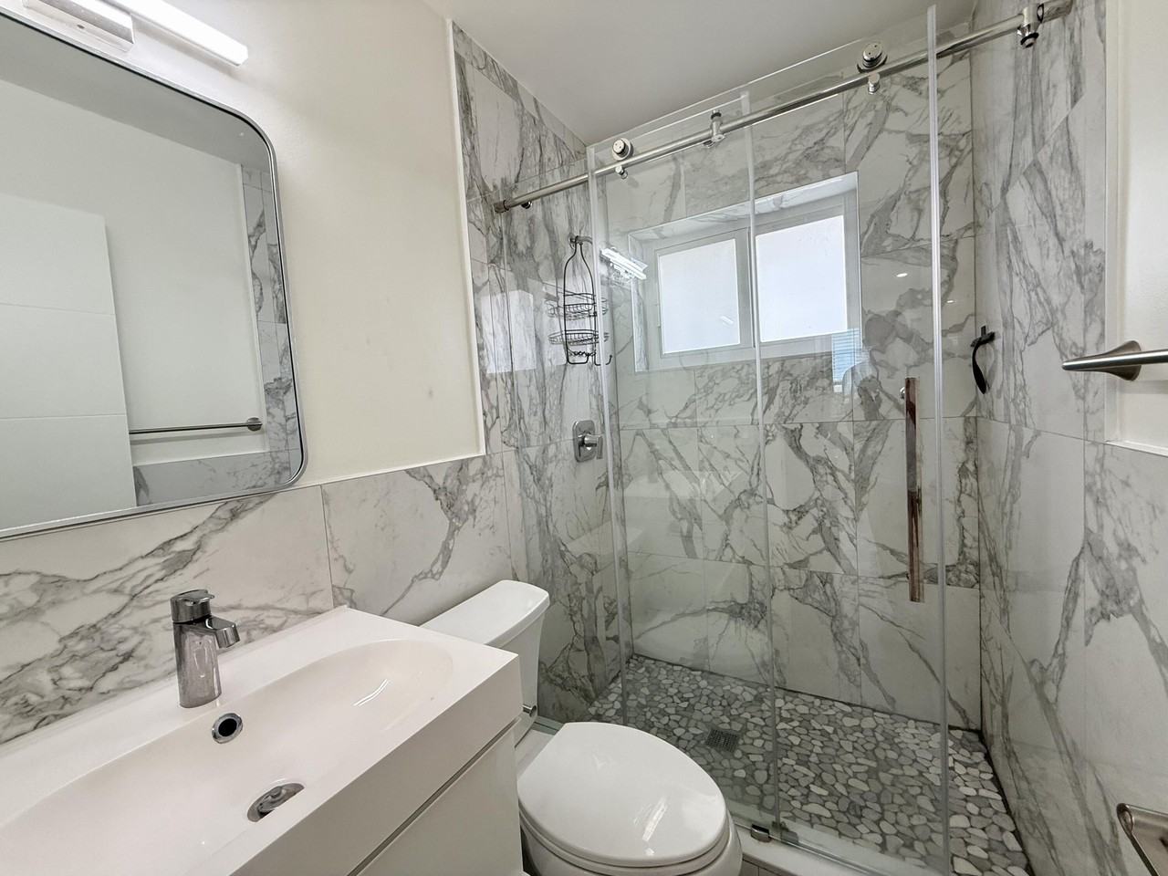 820 Se 14th St #1-2 - Photo 4 of 9