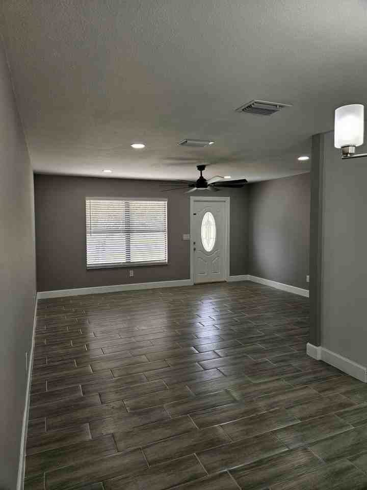 674 25th St Sw - Photo 3 of 10