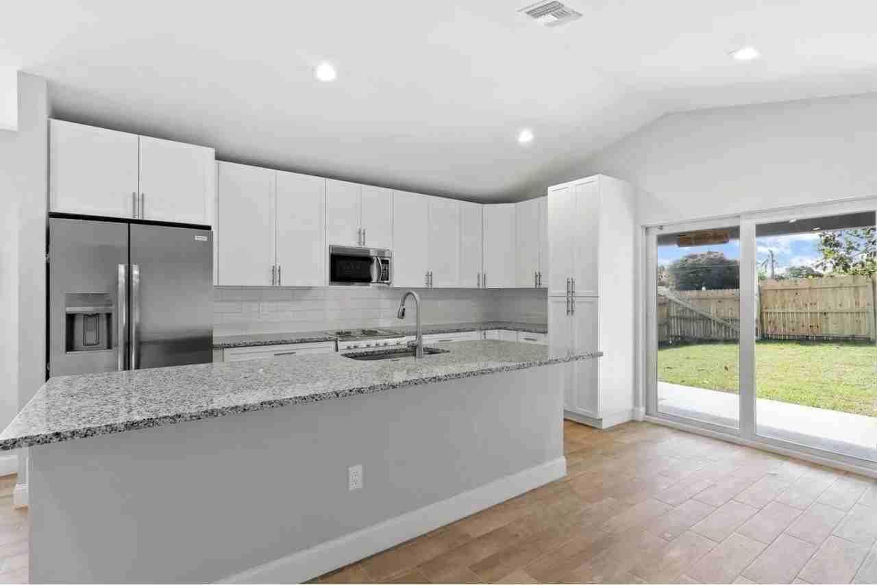 2213 Division Ave - Photo 5 of 23