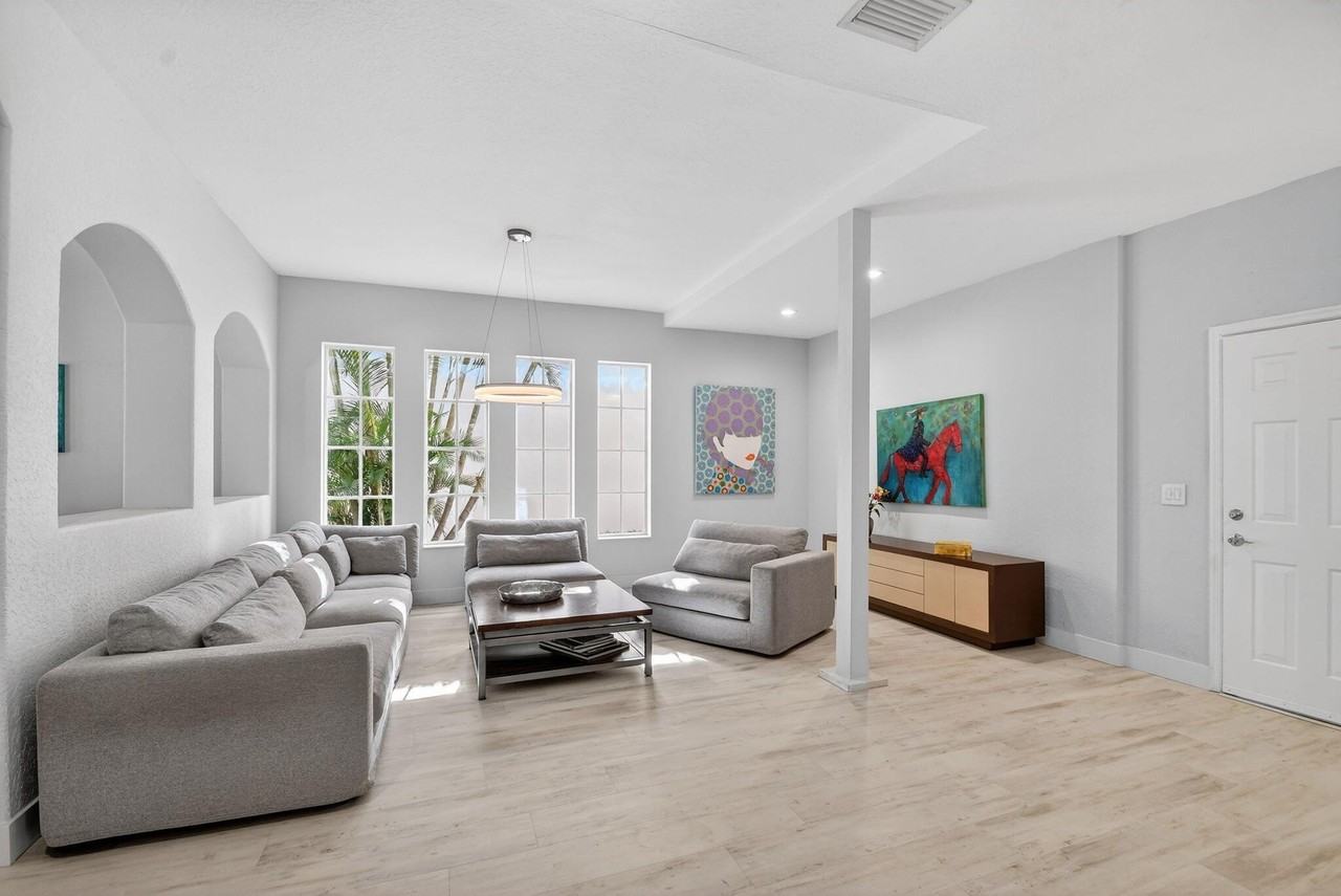 1605 E Classical Blvd - Photo 5 of 34