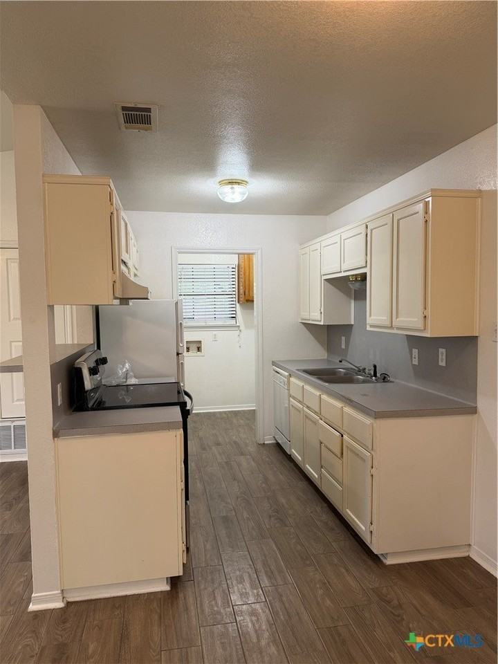 802 Hackberry St #B - Photo 6 of 17