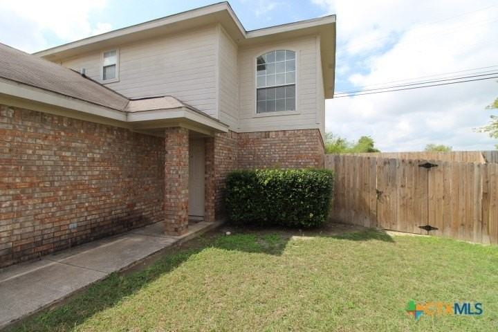 2412 Skylark Cir - Photo 2 of 26