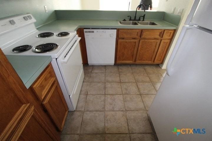 2412 Skylark Cir - Photo 4 of 26