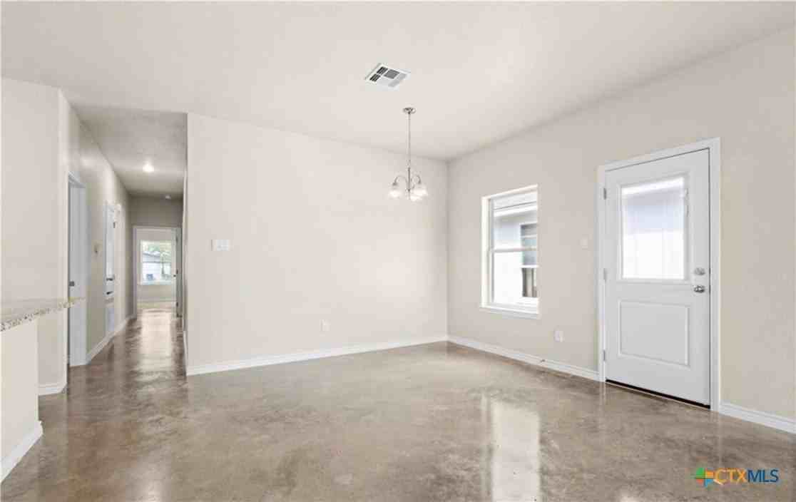 412 W Avenue C - Photo 6 of 22