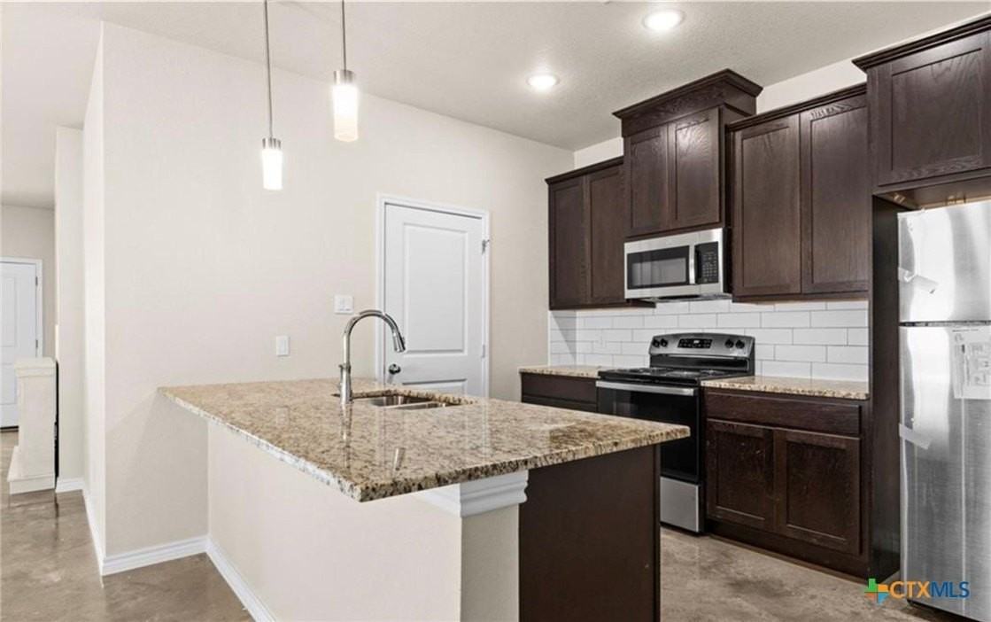 412 W Avenue C - Photo 7 of 22