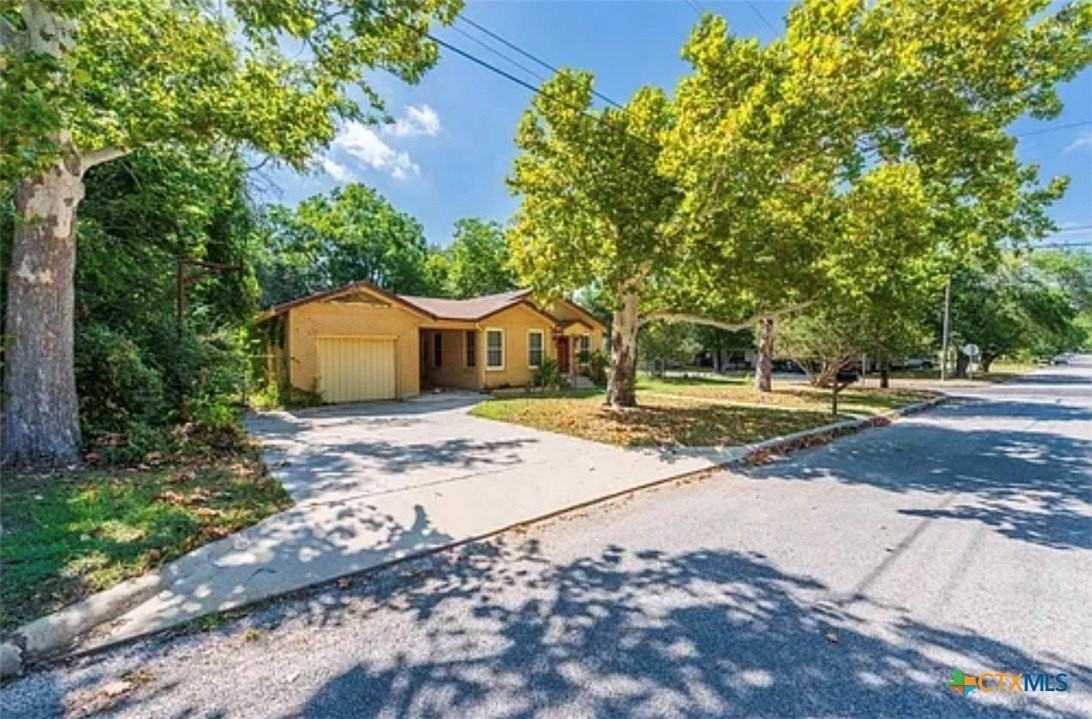 609 S Pecan Ave - Photo 2 of 14
