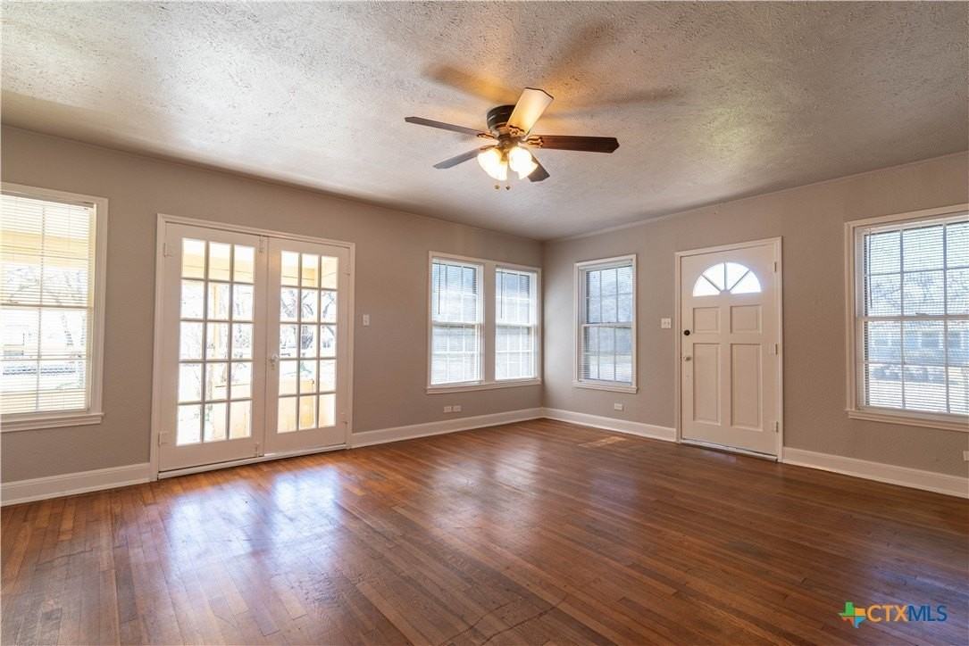 609 S Pecan Ave - Photo 3 of 14