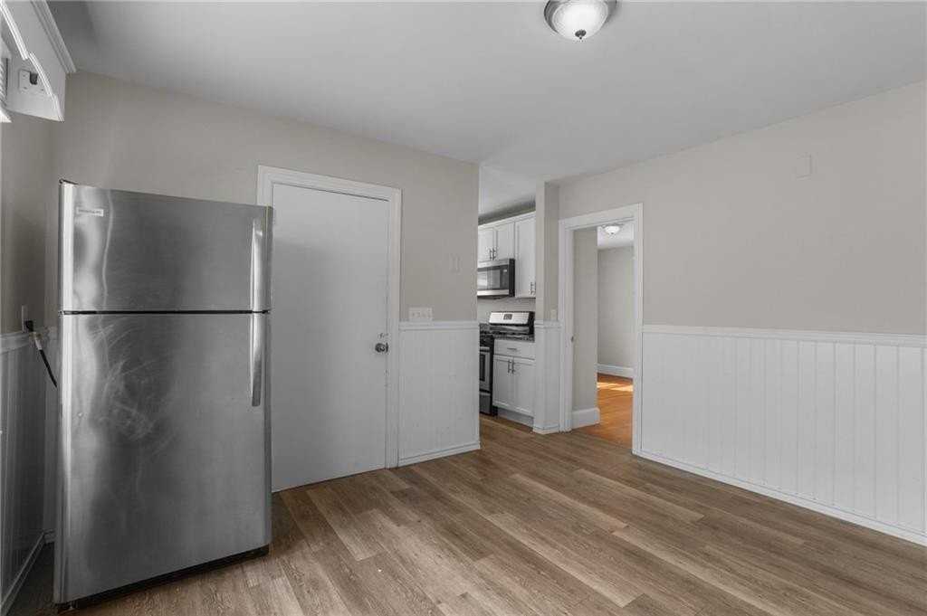 196 Wardlaw Ave - Photo 4 of 20